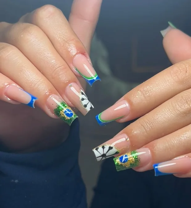 Unhas azuis e verdes com decoração brasileira
