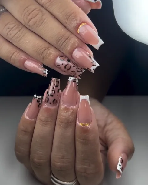 Unhas nude com desenhos e detalhes dourados