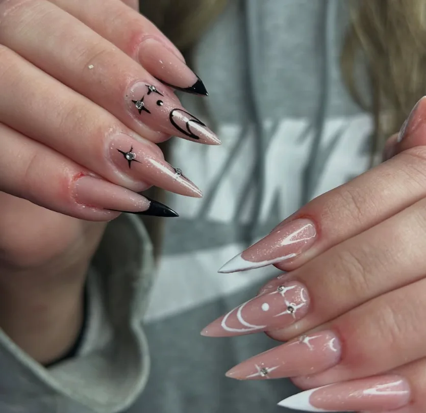 Unhas longas em nude com desenhos pretos e brancos