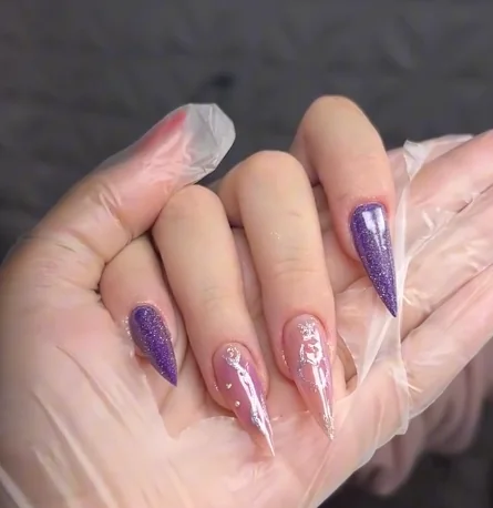 Unhas roxas brilhantes e rosa