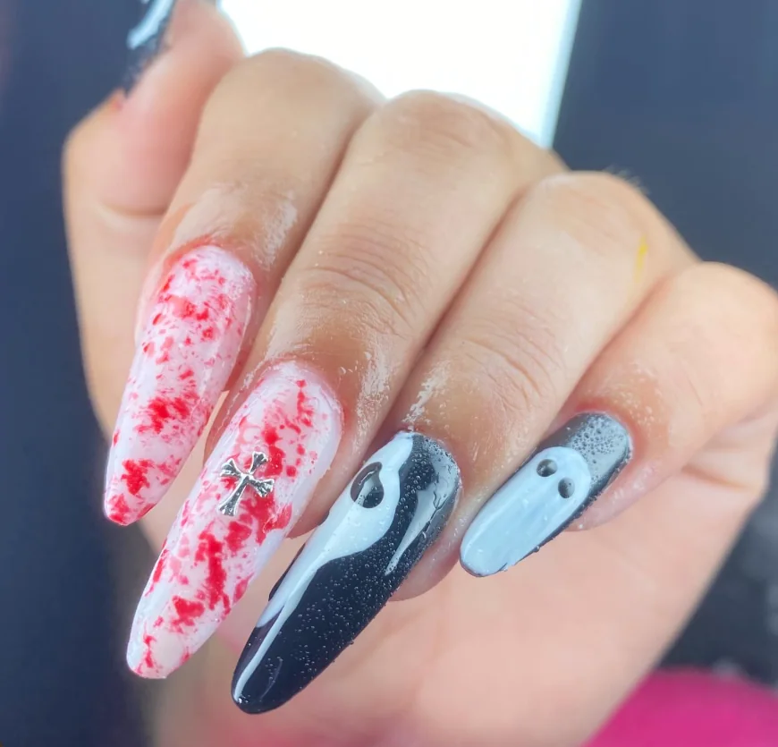 Unhas pontiagudas com detalhes temáticos